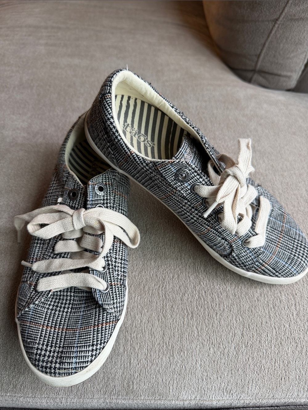 TAOS Women's Plaid Lace-Up Sneakers